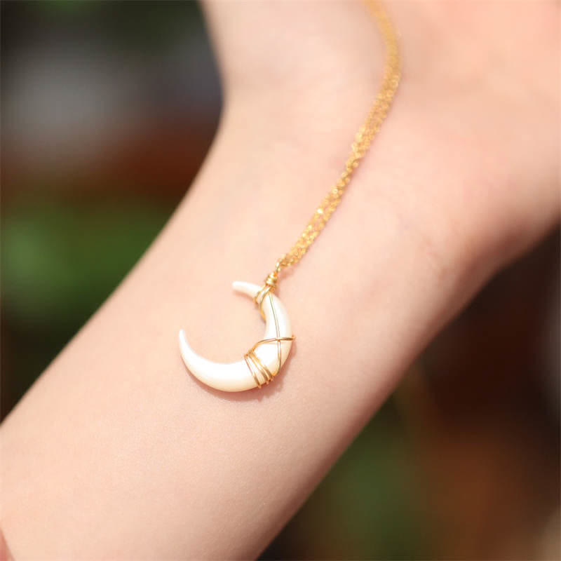 Collier pendentif spirituel croissant de lune en pierre de Tridacna