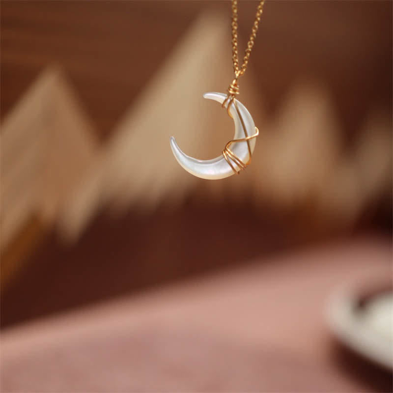 Collier pendentif spirituel croissant de lune en pierre de Tridacna