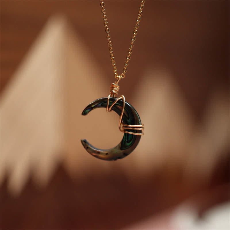 Collier pendentif spirituel croissant de lune en pierre de Tridacna