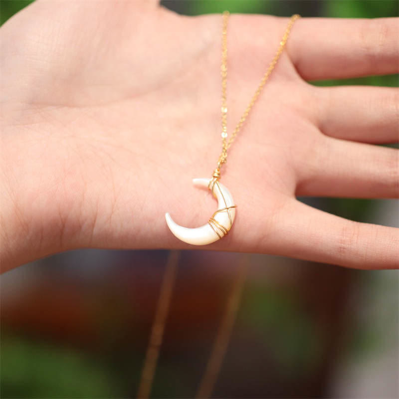 Collier pendentif spirituel croissant de lune en pierre de Tridacna