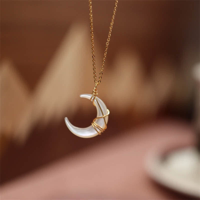 Collier pendentif spirituel croissant de lune en pierre de Tridacna