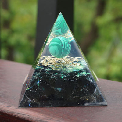 Décor en cristal pyramidal d'orgone Univers d'opportunité