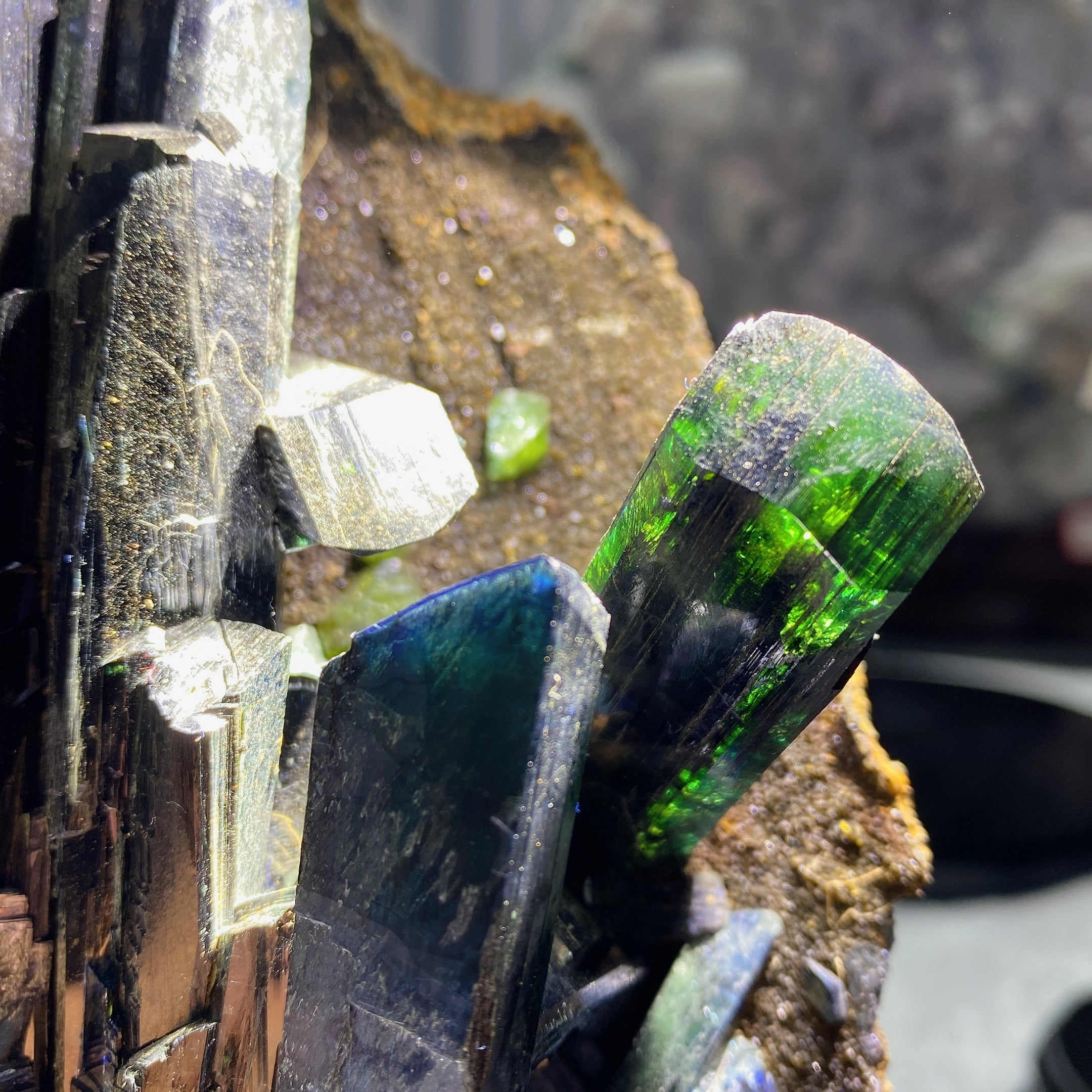Spécimen de cristal brut de vivianite 11 cm avec support en bois