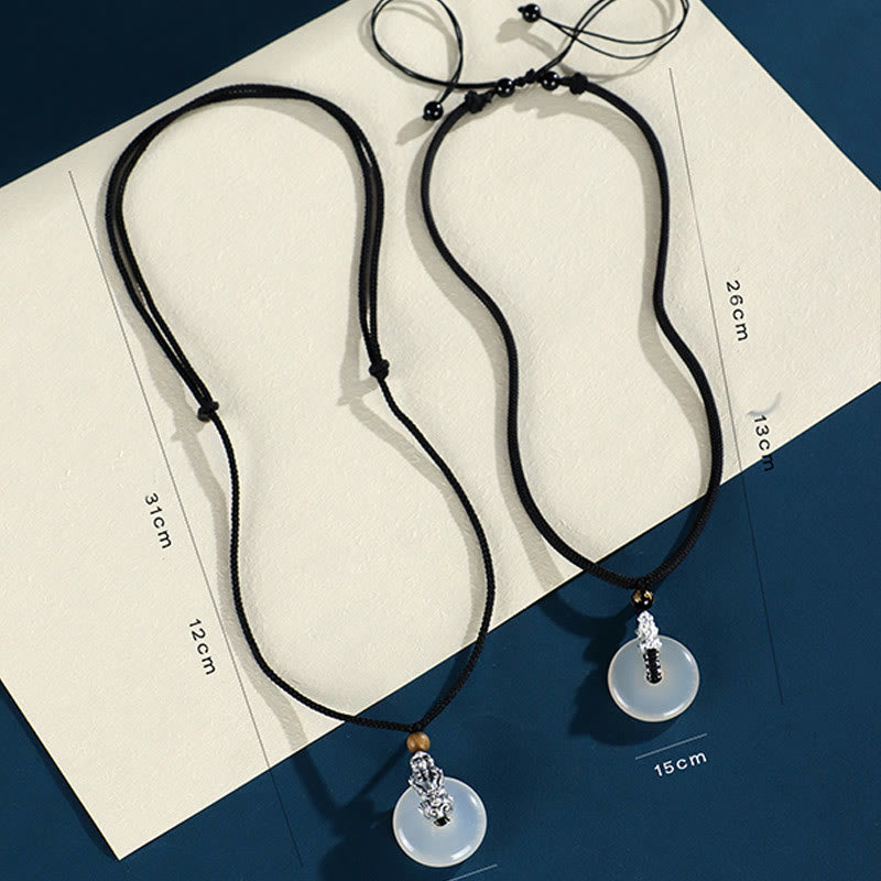 Collier en agate blanche avec boucle de paix et pendentif Pi Xiu