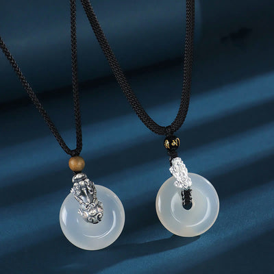 Collier en agate blanche avec boucle de paix et pendentif Pi Xiu