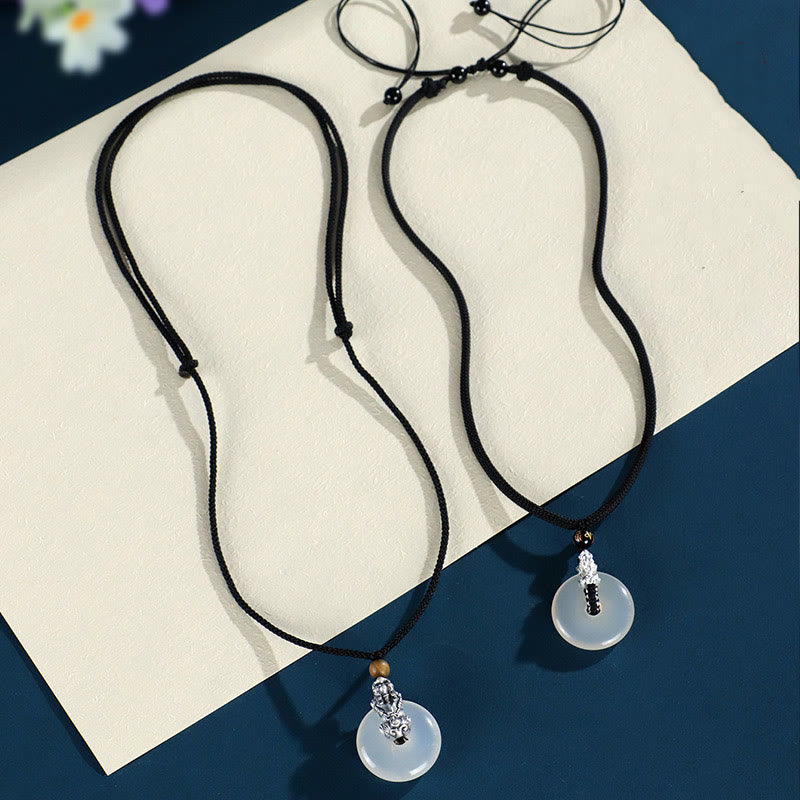 Collier en agate blanche avec boucle de paix et pendentif Pi Xiu