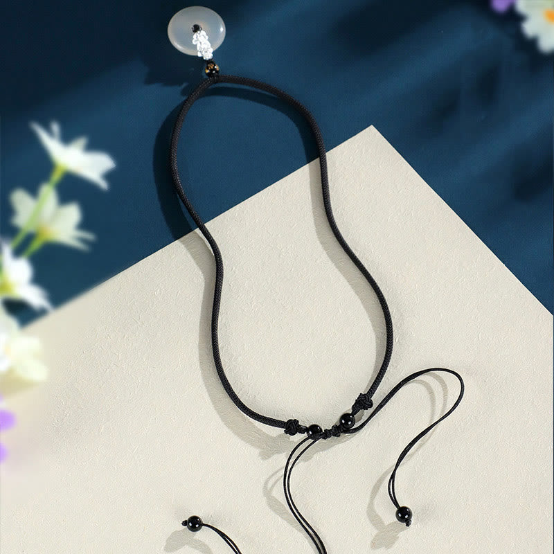 Collier en agate blanche avec boucle de paix et pendentif Pi Xiu