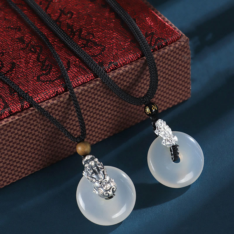 Collier en agate blanche avec boucle de paix et pendentif Pi Xiu