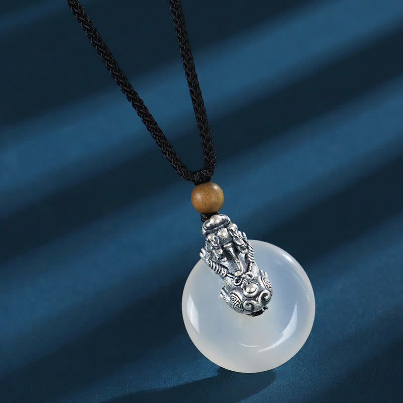 Collier en agate blanche avec boucle de paix et pendentif Pi Xiu