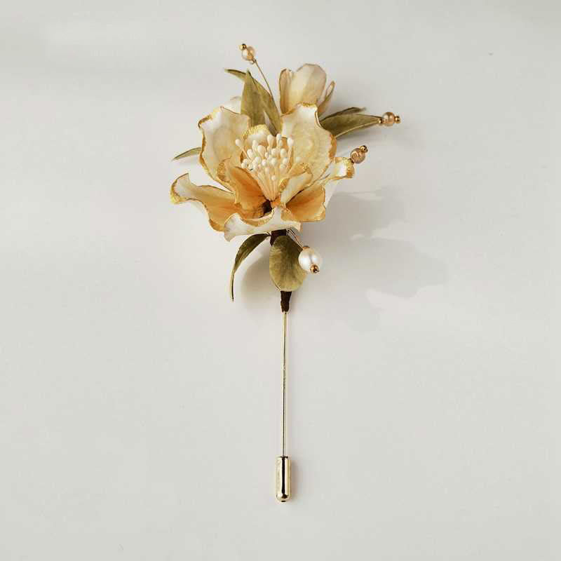 Broche fleur en velours faite main en camélia blanc pour une élégance spirituelle