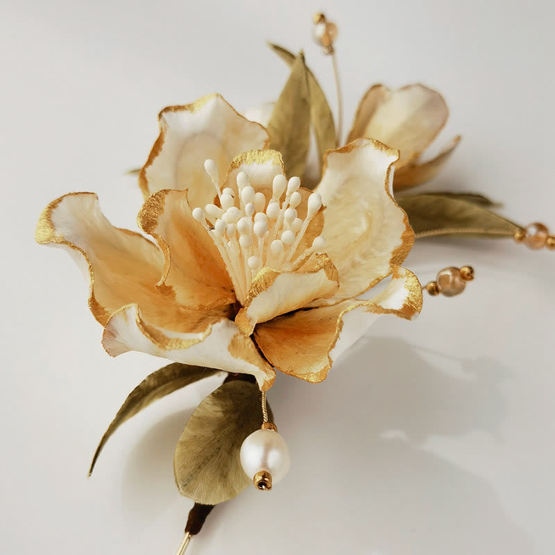 Broche fleur en velours faite main en camélia blanc pour une élégance spirituelle