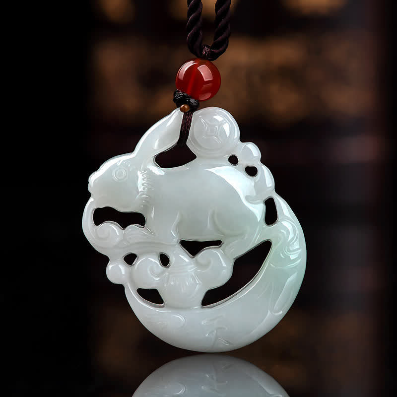 Collier pendentif croissant de lune en jade blanc pour la protection