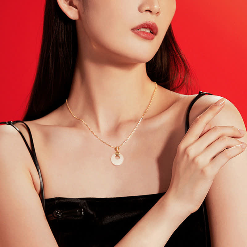 Collier en jade blanc avec boucle de paix pour la protection et la chance