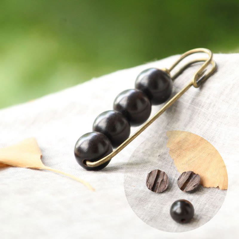 Broche de guérison en bois avec perles d'agathis alba en bois de santal