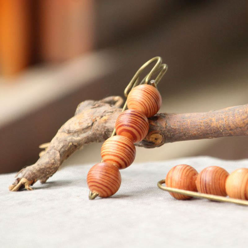 Broche de guérison en bois avec perles d'agathis alba en bois de santal