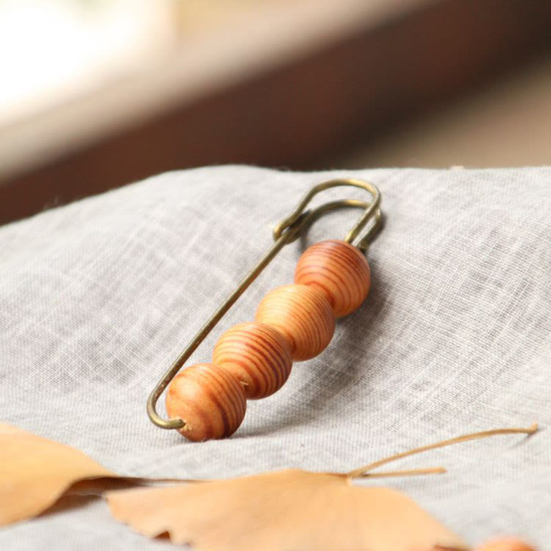 Broche de guérison en bois avec perles d'agathis alba en bois de santal
