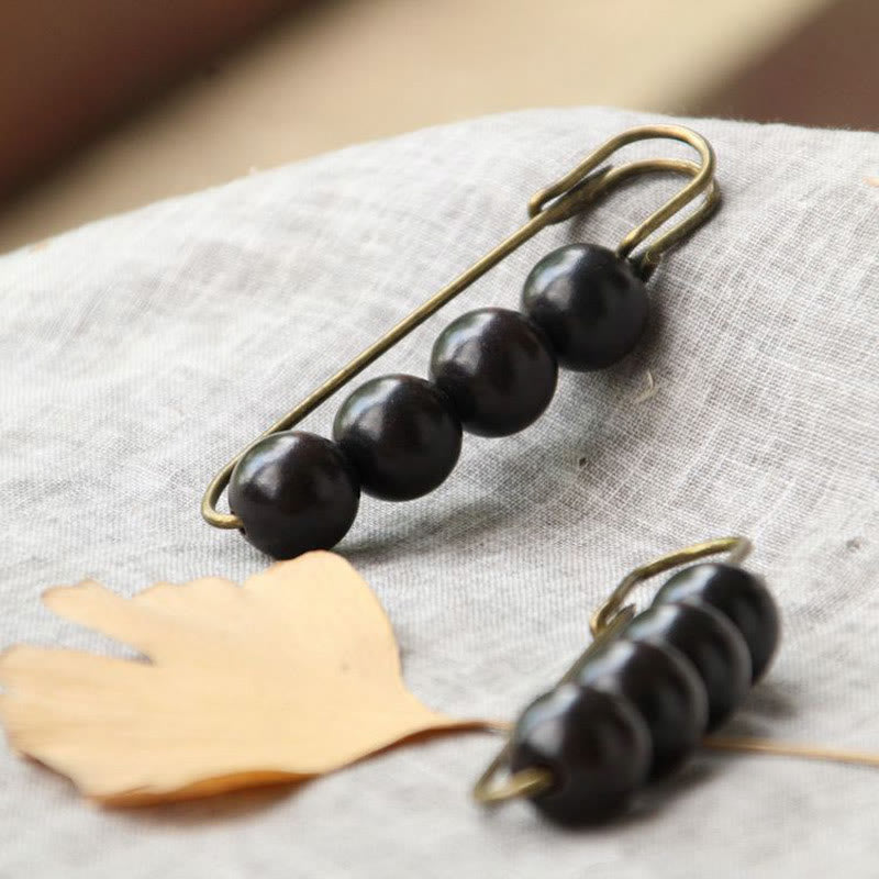 Broche de guérison en bois avec perles d'agathis alba en bois de santal