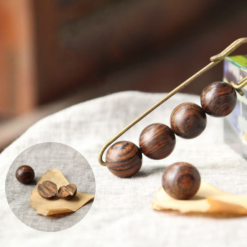 Broche de guérison en bois avec perles d'agathis alba en bois de santal