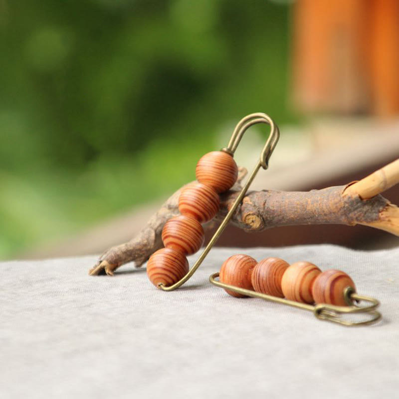 Broche de guérison en bois avec perles d'agathis alba en bois de santal