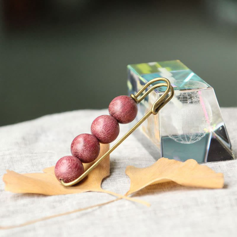 Broche de guérison en bois avec perles d'agathis alba en bois de santal