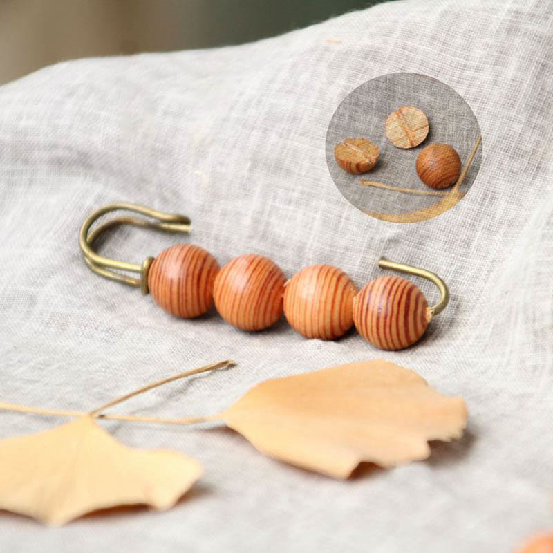 Broche de guérison en bois avec perles d'agathis alba en bois de santal