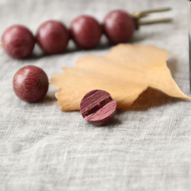 Broche de guérison en bois avec perles d'agathis alba en bois de santal