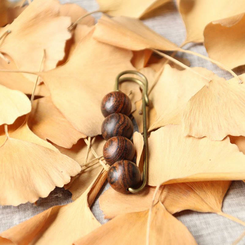 Broche de guérison en bois avec perles d'agathis alba en bois de santal