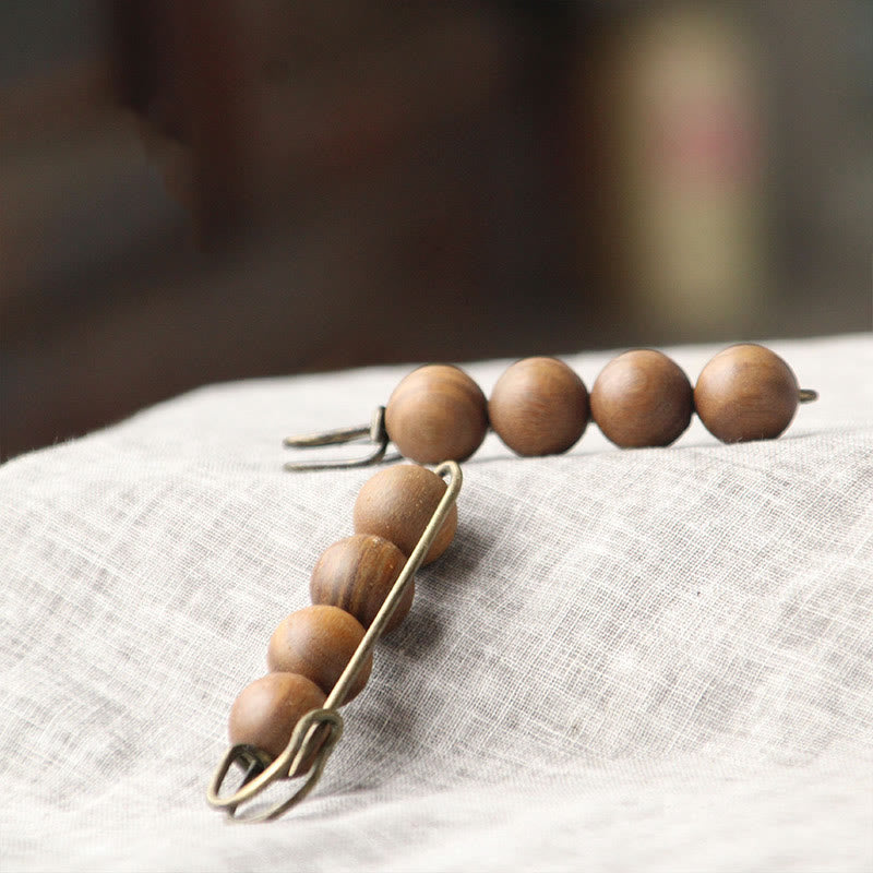 Broche de guérison en bois avec perles d'agathis alba en bois de santal