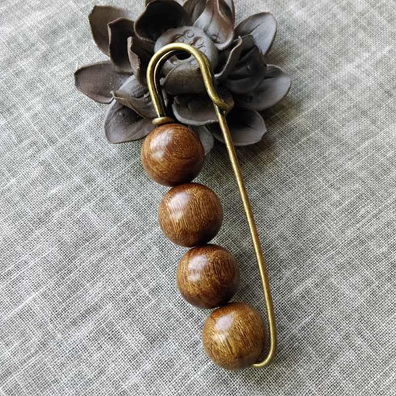Broche de guérison en bois avec perles d'agathis alba en bois de santal