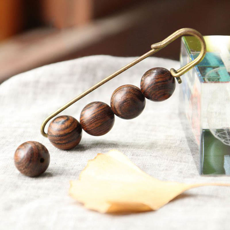 Broche de guérison en bois avec perles d'agathis alba en bois de santal
