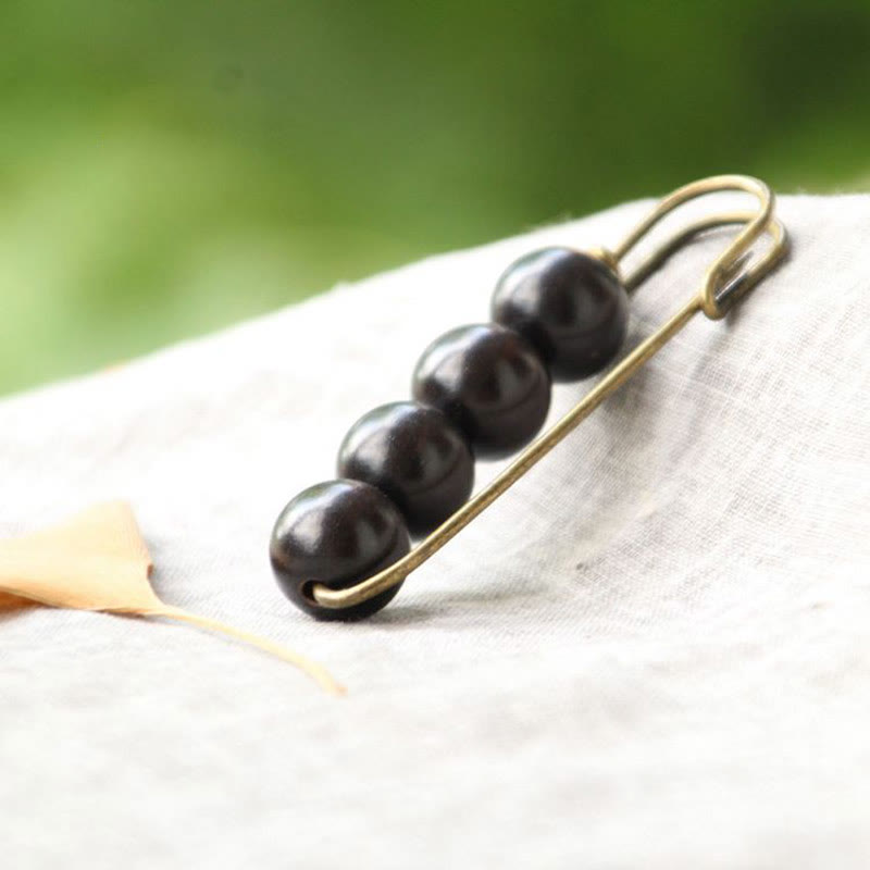 Broche de guérison en bois avec perles d'agathis alba en bois de santal