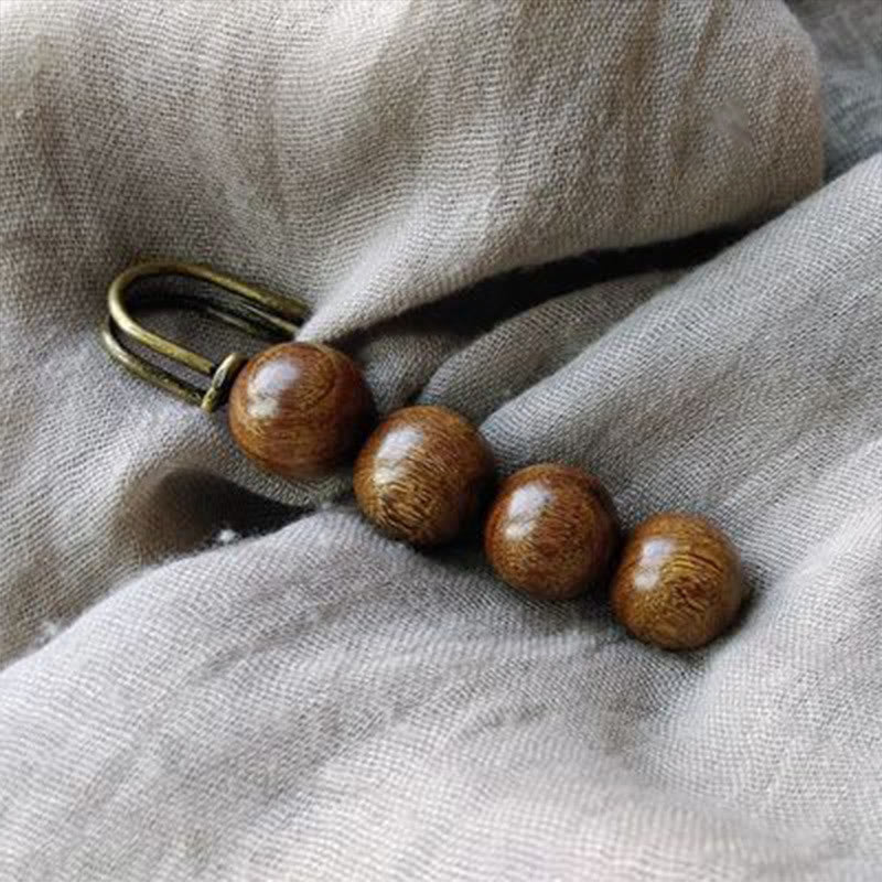 Broche de guérison en bois avec perles d'agathis alba en bois de santal