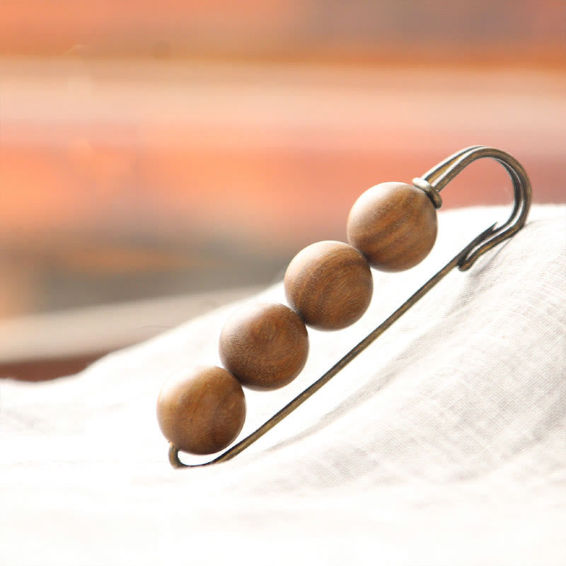 Broche de guérison en bois avec perles d'agathis alba en bois de santal