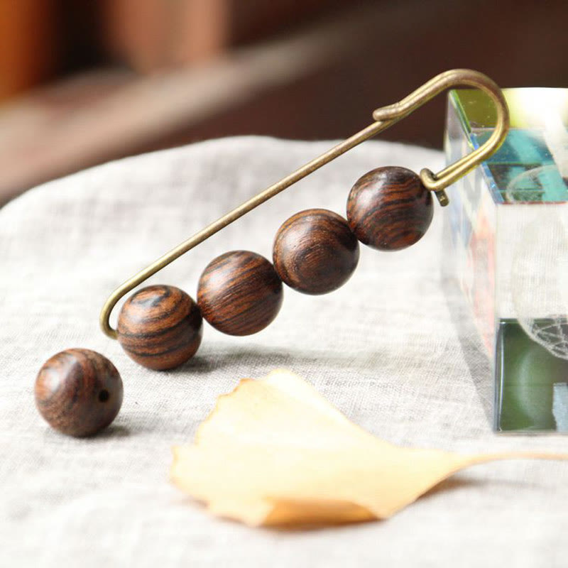 Broche de guérison en bois avec perles d'agathis alba en bois de santal