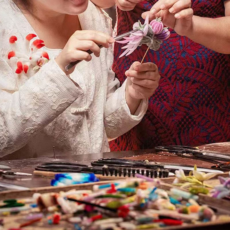Broche ou pince à cheveux en forme de poisson koï en velours de Yangzhou