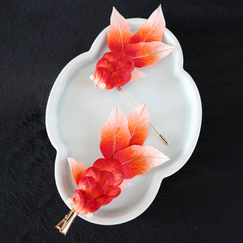 Broche ou pince à cheveux en forme de poisson koï en velours de Yangzhou