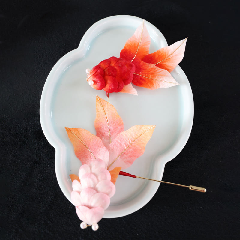 Broche ou pince à cheveux en forme de poisson koï en velours de Yangzhou