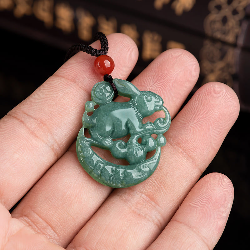 Collier croissant de lune porte-bonheur en jade de l'année du lapin