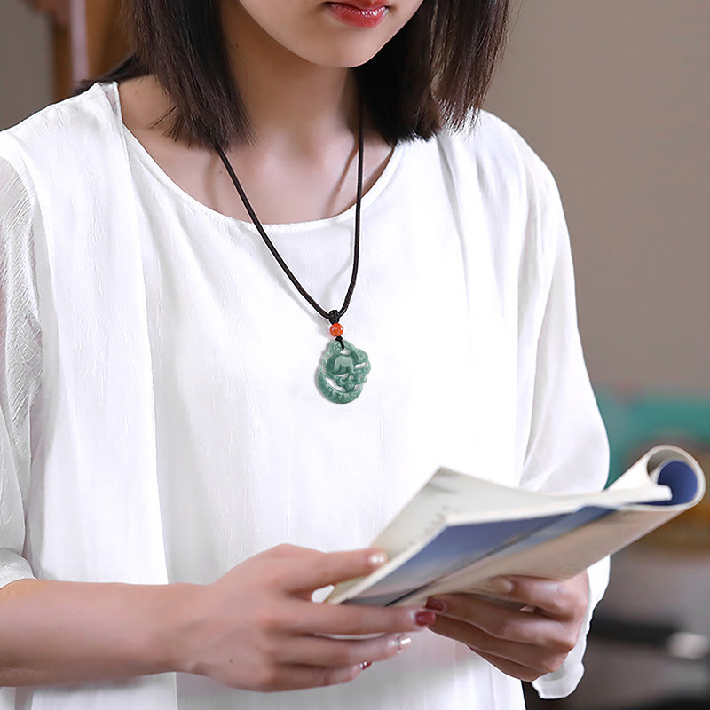 Collier croissant de lune porte-bonheur en jade de l'année du lapin