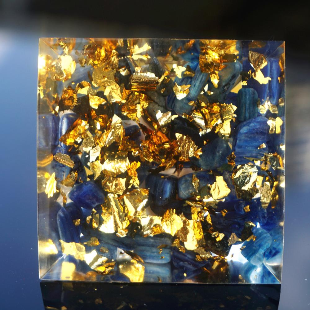 Sphère d'agate jaune et pyramide d'orgone en cyanite