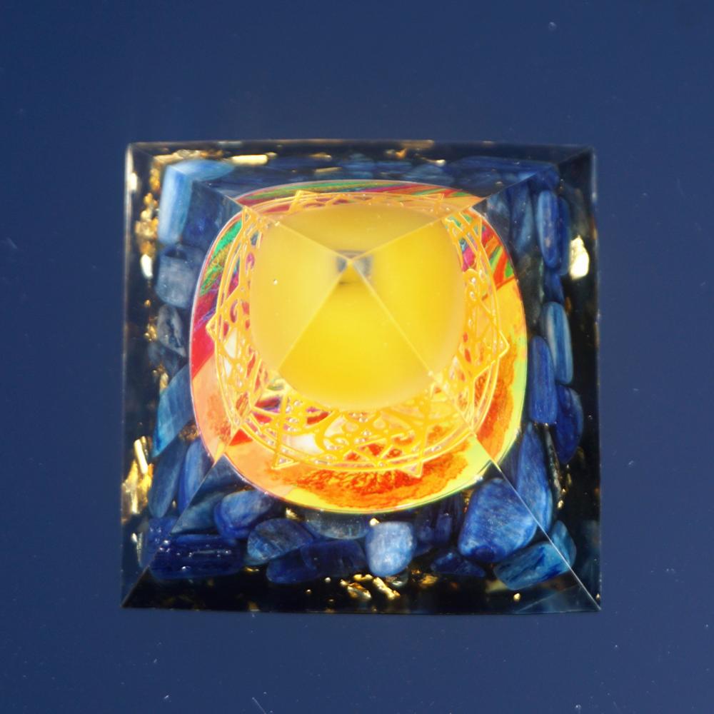 Sphère d'agate jaune et pyramide d'orgone en cyanite