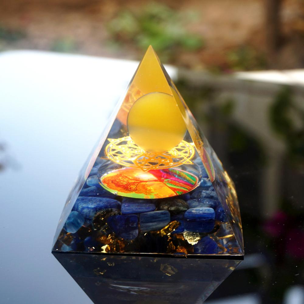 Sphère d'agate jaune et pyramide d'orgone en cyanite