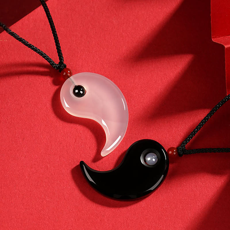 Collier Yin Yang avec pendentif en onyx noir et agate blanche